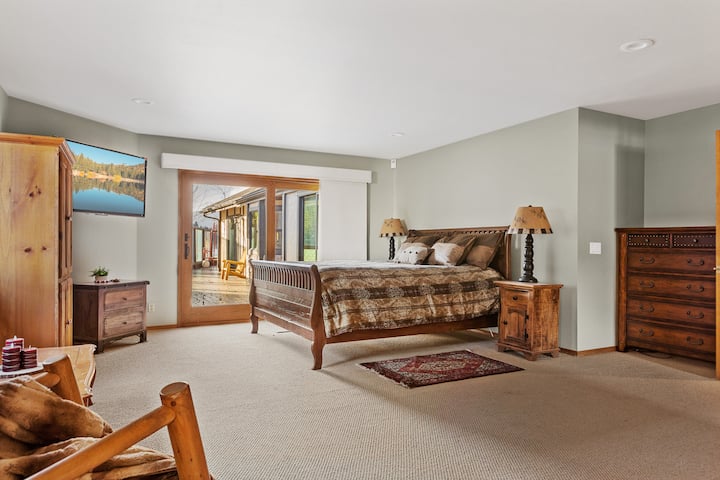 Dormitorio de cuatro dormitorios ubicado en el primer nivel con una cama tamaño queen, sala de estar, armario y TV inteligente grande para transmitir tus programas favoritos.