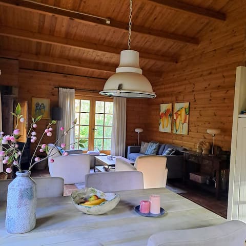 Unique and cozy chalet in the forest near Nijmegen.