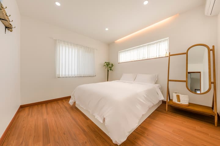 Dhoma e katit të parë ka një krevat dopio "king" dhe shtroja hungareze.