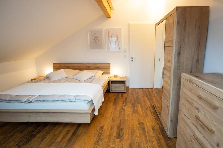 Dormitorio 2, también amueblado con una cama KingSize de 180x200, un armario y un aparador. Los techos inclinados le dan al espacio una comodidad muy especial