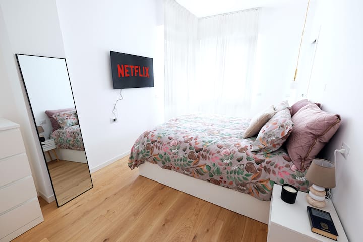 Dormitorio doble con TV y baño privado