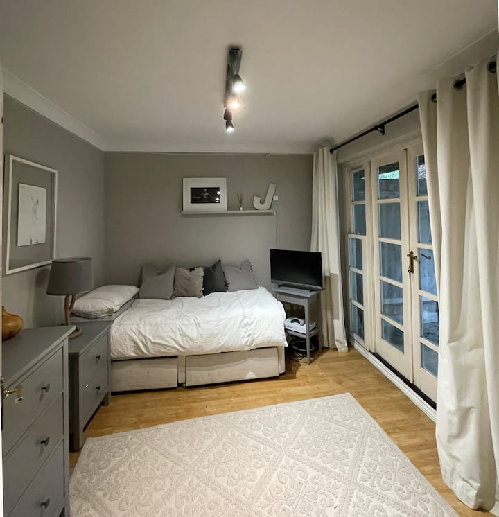Lovely double room in Weybridge Houses for Rent in Surrey, England