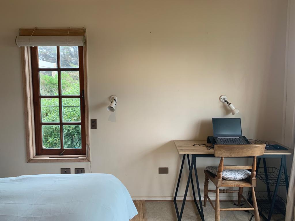 Dawati la kazi katika ghorofa ya pili ya chumba cha kulala mara mbili.