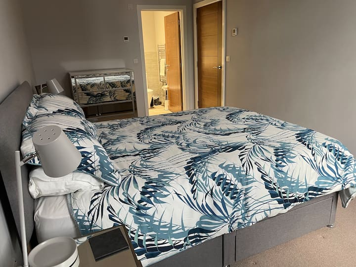 Chumba kikuu cha kulala kinachoonyesha chumba cha kulala