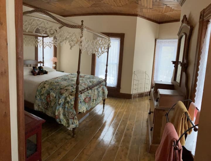 Second floor front bedroom with double four poster bed 