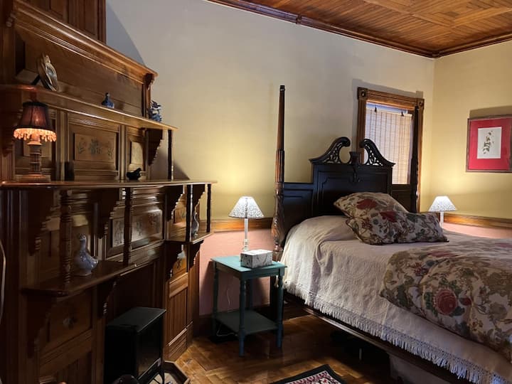 First floor bedroom with four poster queen bed 