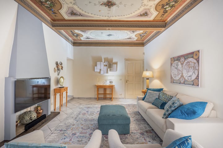 снимката показва нашия вход/всекидневна с разтегателен диван 2 седалки за телевизор с стрийминг и съраунд система