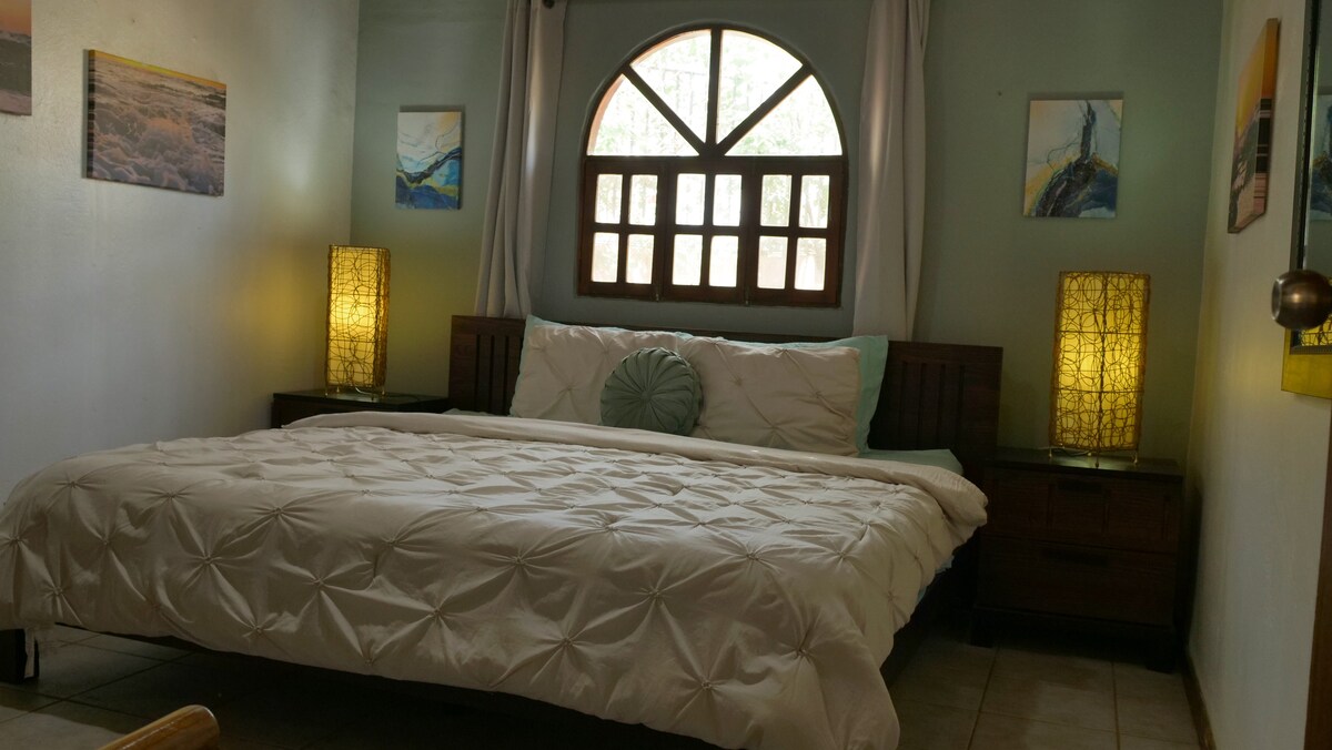 Главна спална соба - брачен кревет (широк 180-220 см)