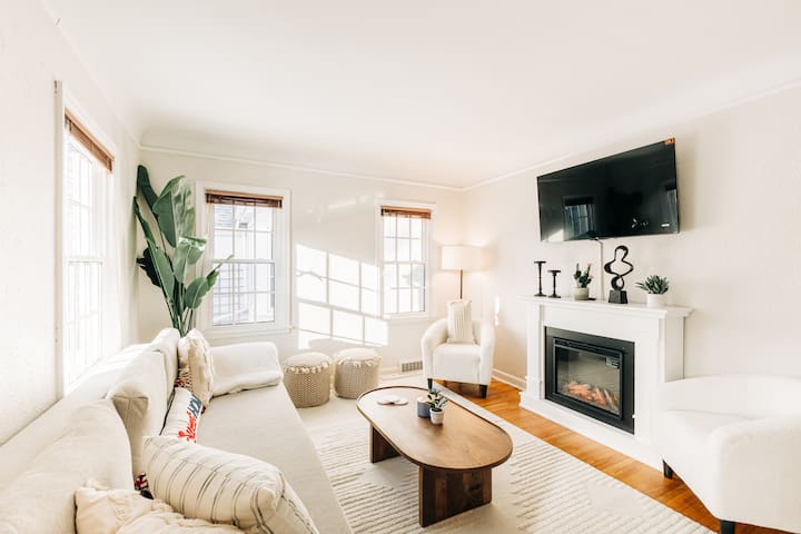 Enchanting urban cottage with renovated rustic den