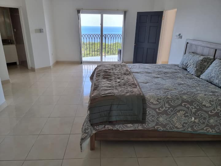 RMJ Villa חדר שינה ראשי עם ארון וסוויטה 