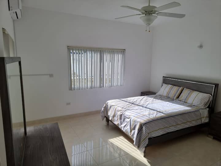 RMJ Villa - חדר שינה בקומת הקרקע עם סוויטה 