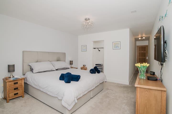 Spavaća soba 1 - Super King u glavnoj spavaćoj sobi koja vodi do garderobe i velike tuš-kabine s vlastitom kupaonicom.  Ova soba ima vlastiti TV i dovoljno prostora za opuštanje i pripremu za izlazak!