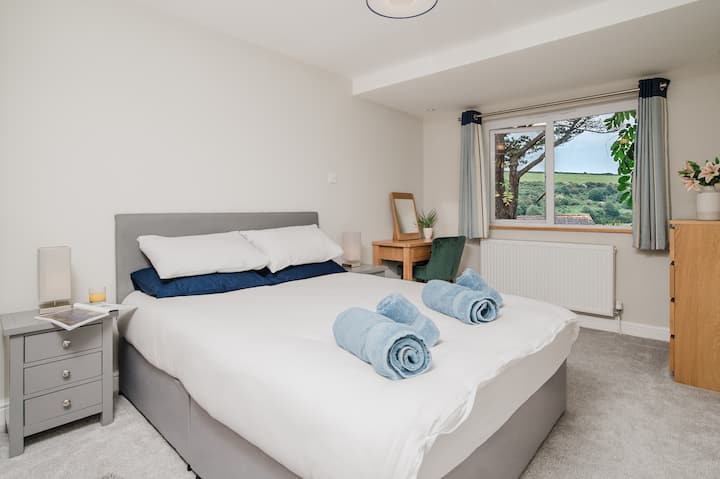 Spavaća soba 2 - Super udoban bračni krevet s vlastitom kupaonicom, a sve se nalazi u prizemlju .  Toaletni stolić za rad ili pripremu i sušilo za kosu ušuškano kako biste imali sve što vam je potrebno za noćni izlazak!