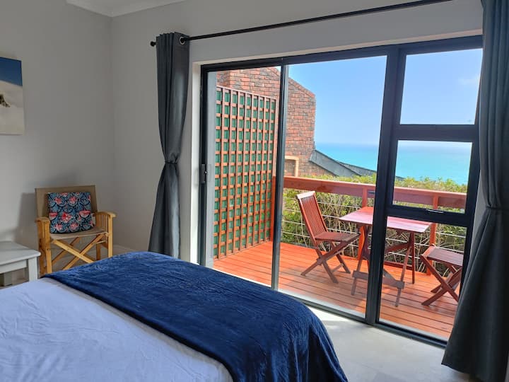 卧室和新木质甲板 