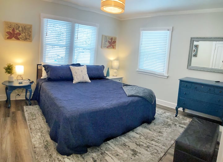 Ზემოთ (მთავარი სართულის) ორი საძინებლიდან ერთ-ერთი.