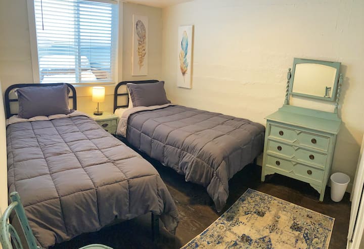 Ორადგილიანი XL საწოლები მეოთხე საძინებელში (დაბლა). 