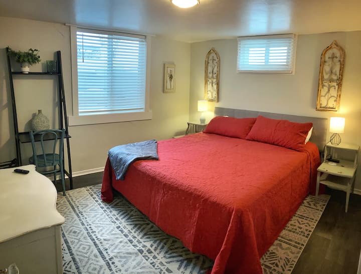 Დიდი საძინებელი დაბლა, პატარა სამუშაო მაგიდით.