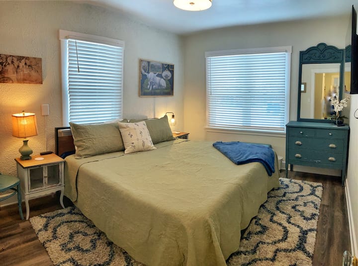 Ზემოთ (მთავარი სართულის) ორი საძინებლიდან ერთ-ერთი.