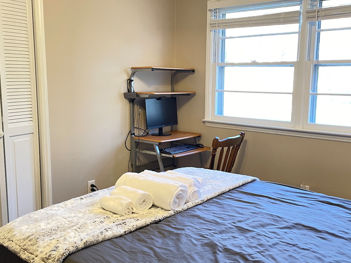 Workstation in Full Bedroom