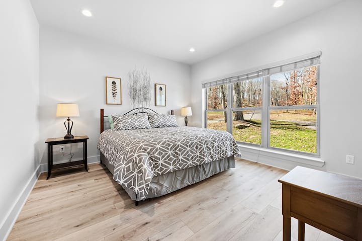 Il s'agit du lit king size au rez-de-chaussée, dispose d'un placard complet pour les vêtements et le rangement des valises. 