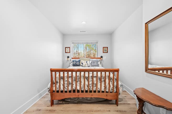 Deuxième lit queen au deuxième étage, placard pour le rangement., fenêtres ouvertes avec moustiquaires si désiré.  Le deuxième étage dispose de la climatisation pour le rafraîchissement, de ventilateurs dans chaque chambre pour le bruit blanc.