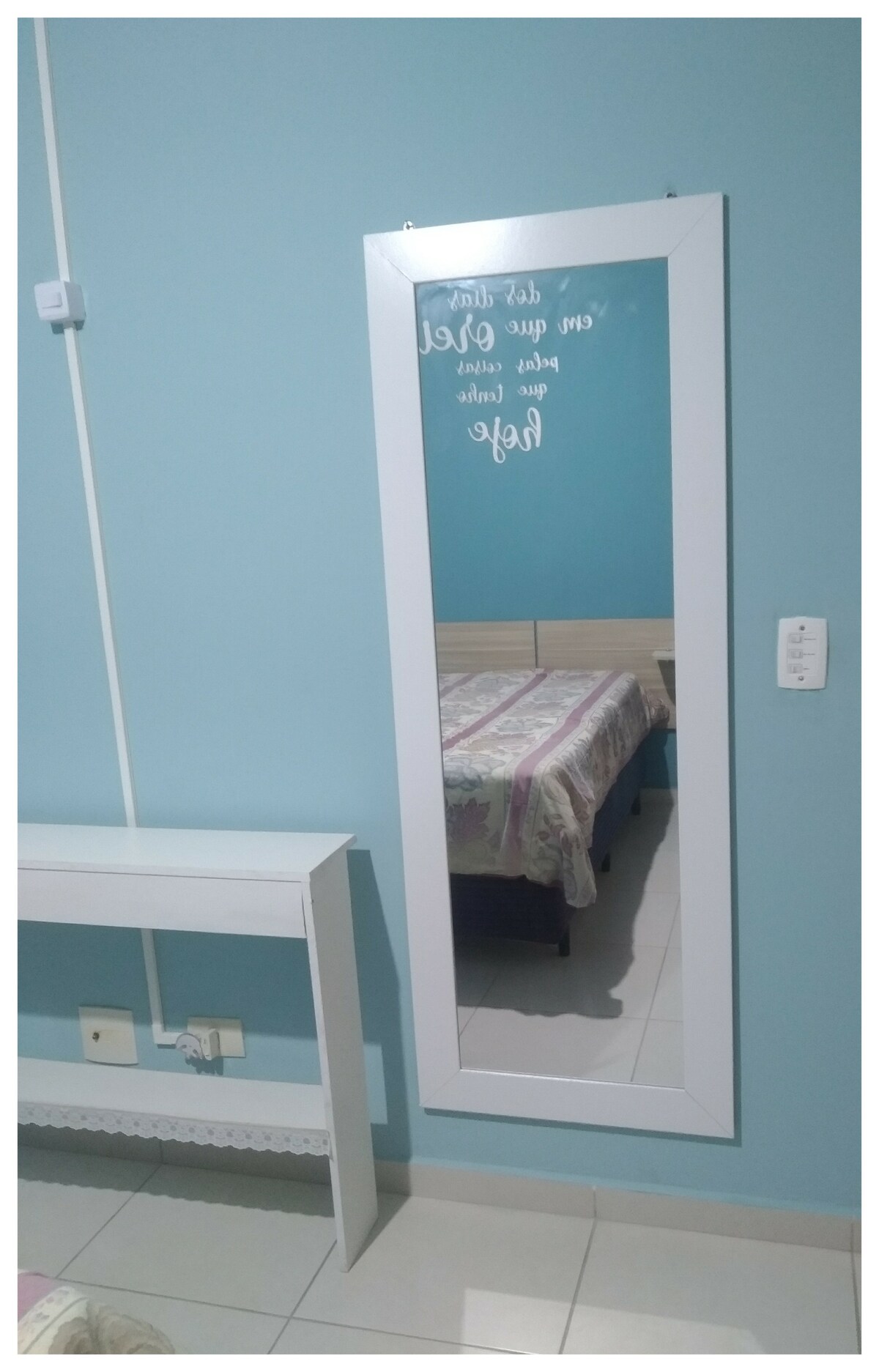 ห้องนอนพร้อมกระจกและฟูกเสริม...