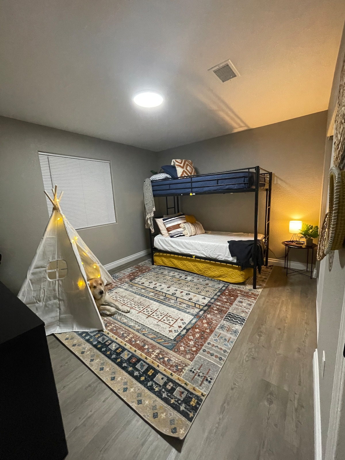 Svijetla i čista spavaća soba – idealna za obitelji, prijatelje ili djecu.