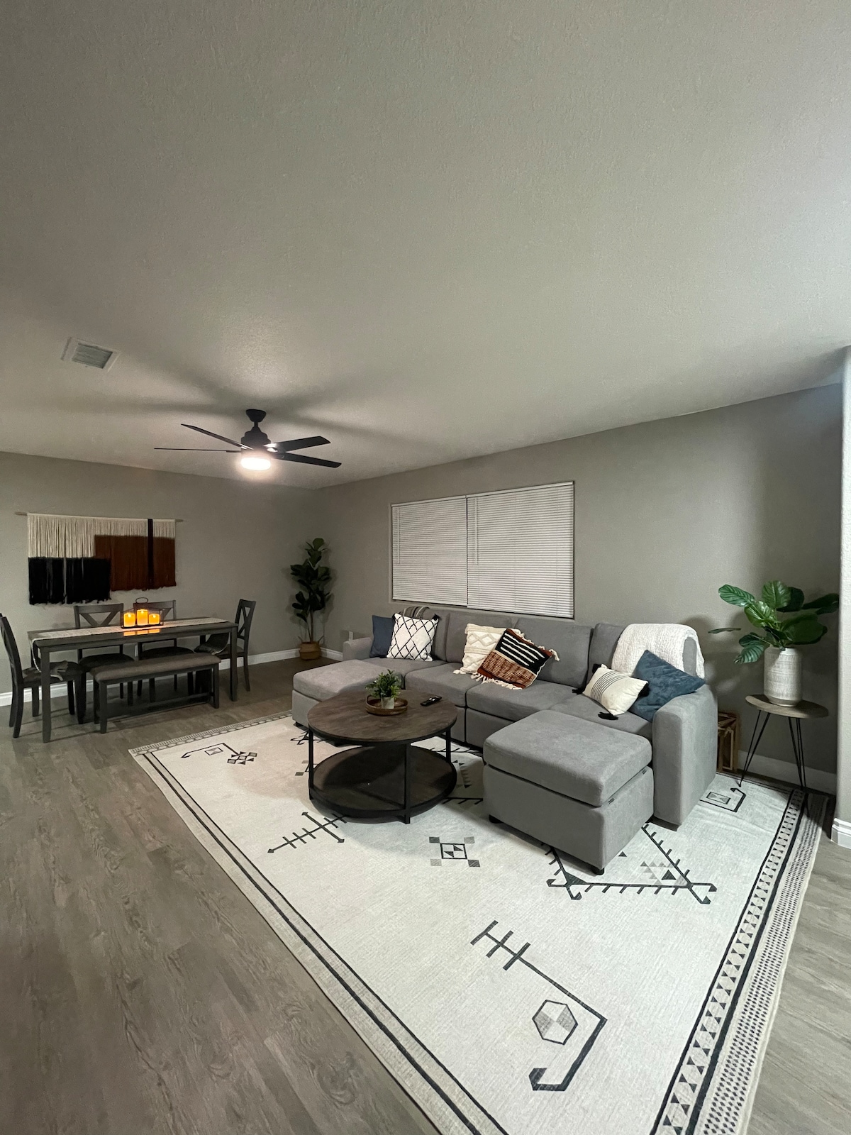 Prostran, udoban dnevni boravak – savršen za opuštanje, filmske večeri i druženje