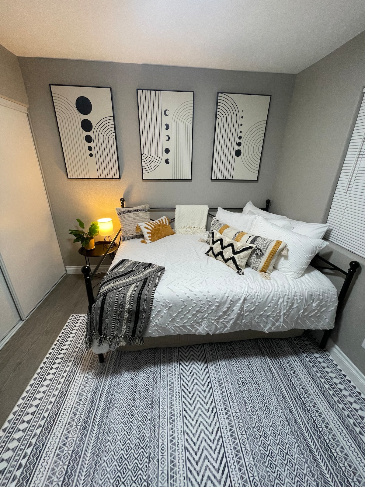 Udobna spavaća soba za goste namijenjena opuštanju i privatnosti.