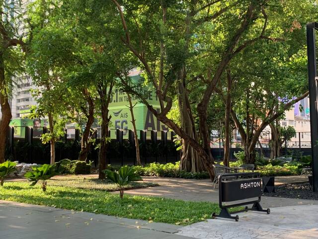 Lux 2 bed Best View & Location! gallery image 5