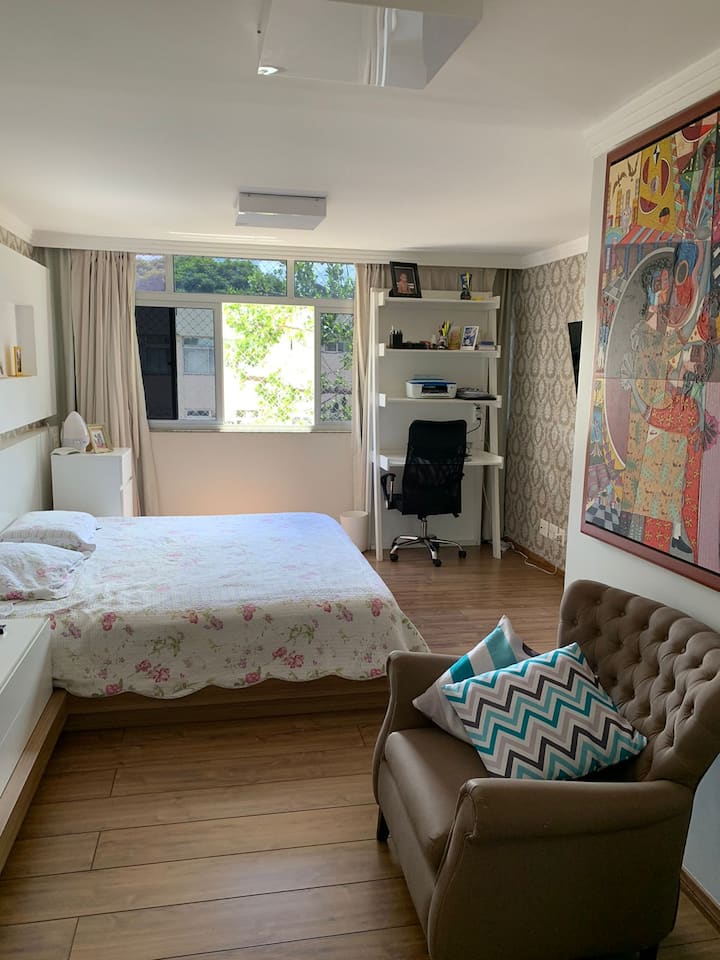 Dormitorio principal con escritorio y sillón de lectura