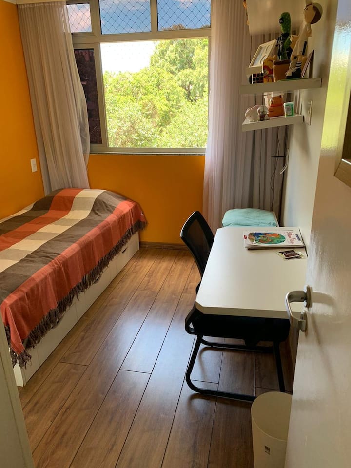 Cuarto 2 con vista al bosque y cama nido