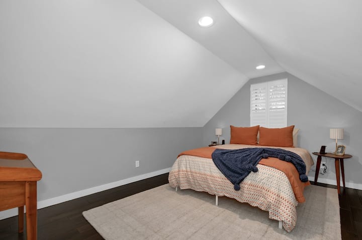 Lala kwa starehe katika chumba cha kulala cha 2 na kitanda cha ukubwa wa malkia na dawati la kuandika.