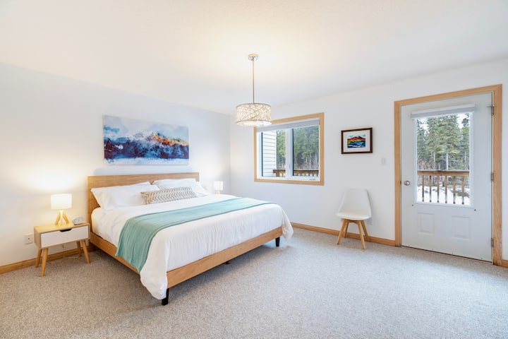 חדר שינה ראשי עם מיטת קינג סייז, חדר רחצה צמוד עם ריהוט כפול, חדר ארונות ודלת למרפסת עליונה פרטית המשקיפה על החצר האחורית והחלל הירוק. נוף להרים מהדק העליון גם כן