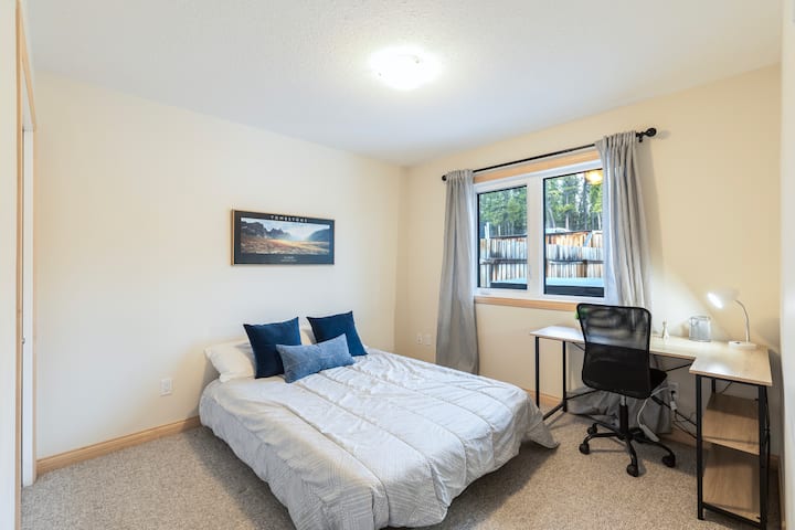 חדר שינה רביעי/משרד עם פוטון קווין סייז. מזרן ספוג עם זיכרון מסופק לרמה נוספת של נוחות!