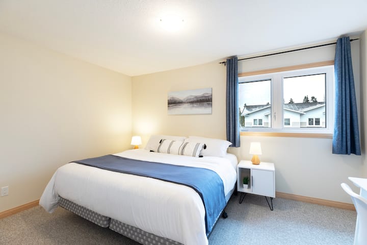 חדר שינה שני עם מיטת קינג סייז ושולחן עבודה אם אתם מחפשים פינת עבודה אחרת. כל חדרי השינה מצוידים בתריסים שחורים לשמש חצות בקיץ