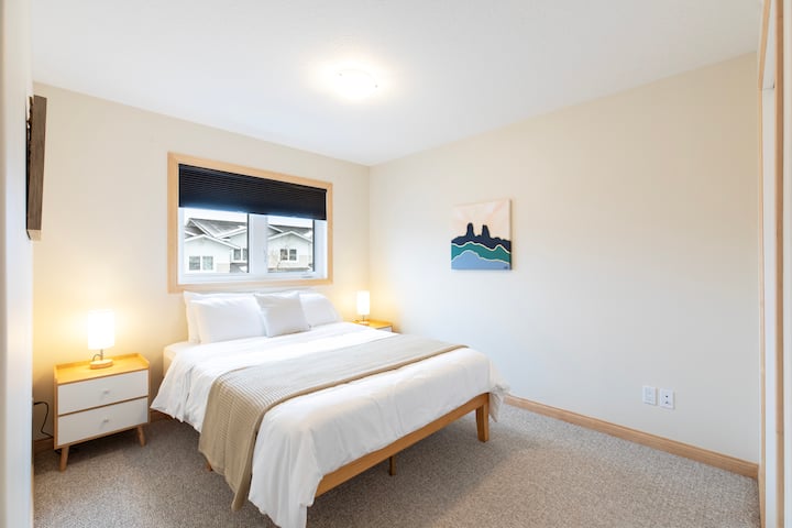 חדר שינה שלישי עם מיטת קווין סייז, מנורות חיישן מגע עם חיבור USB ותריסים שחורים בהתאמה אישית