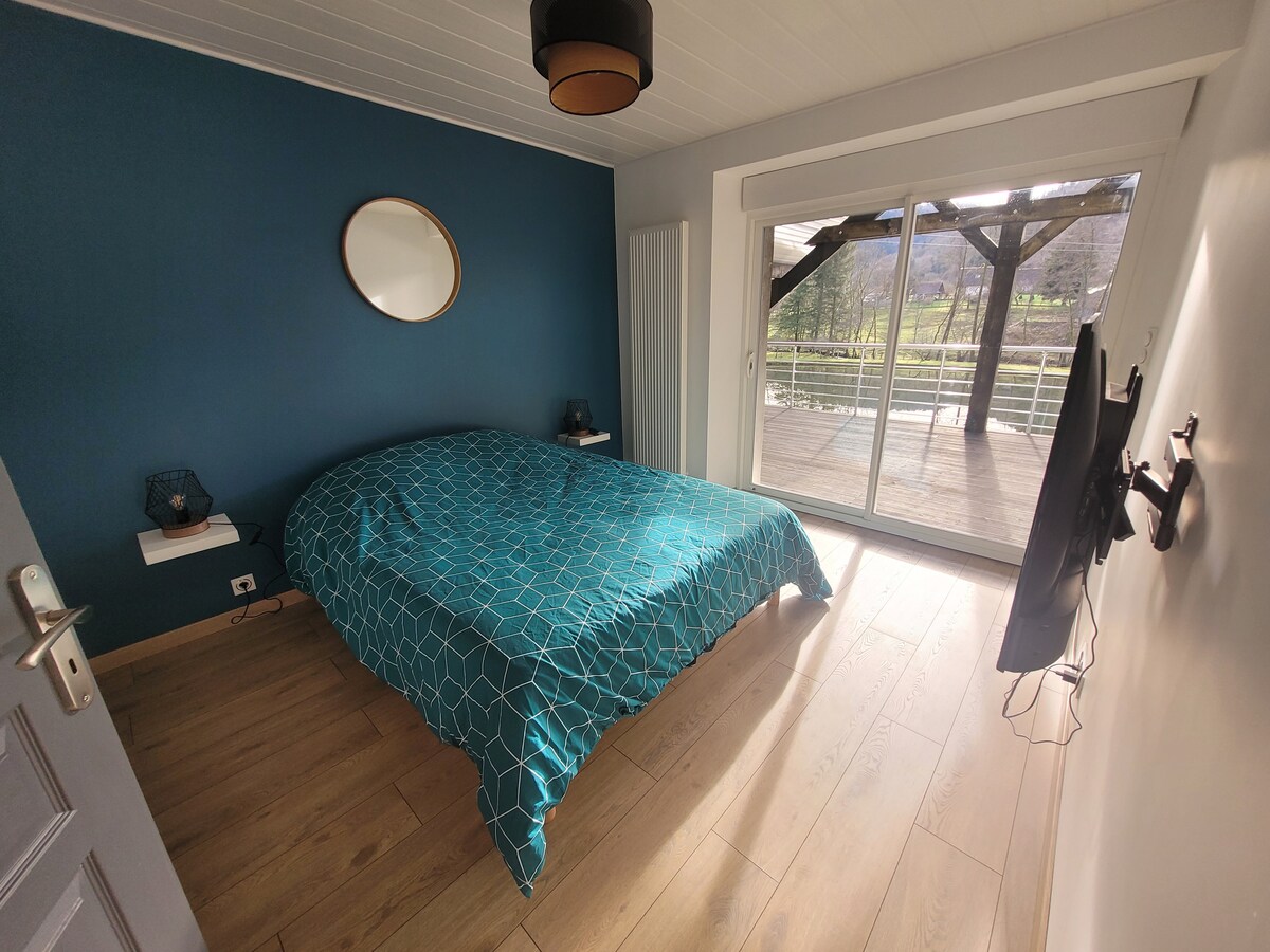 1号卧室，带漂亮的露台，可欣赏池塘和山脉的美景