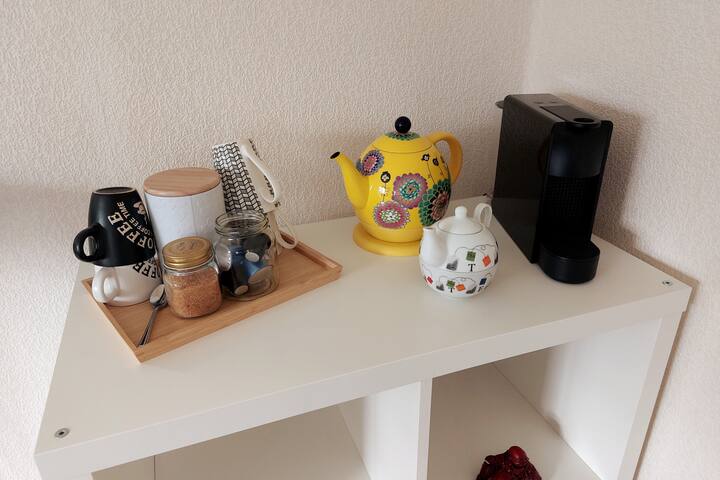 Koffie- en theehoek met een nespresso en waterkoker. Voorzien van een selectie van gratis koffie en thee