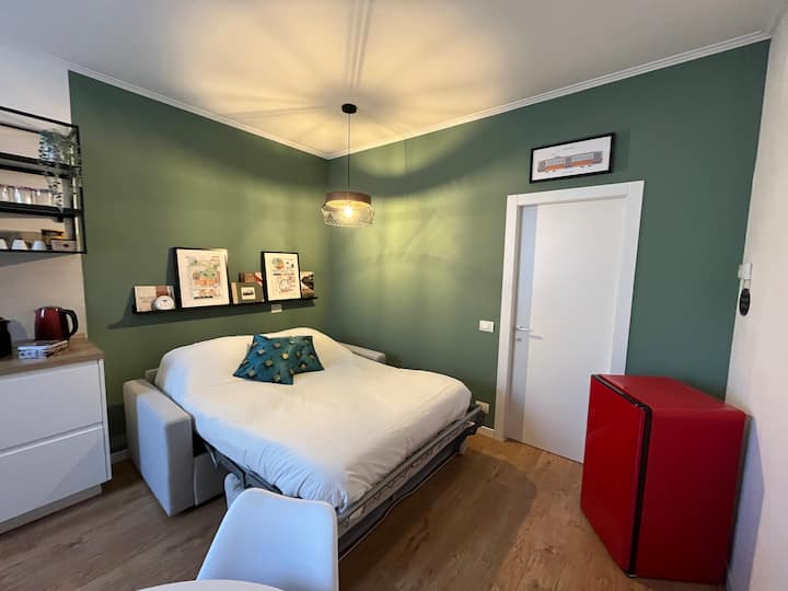 Divani bëhet, nëse është e nevojshme, një krevat i rehatshëm për 2 persona (krevat francez 140 cm)