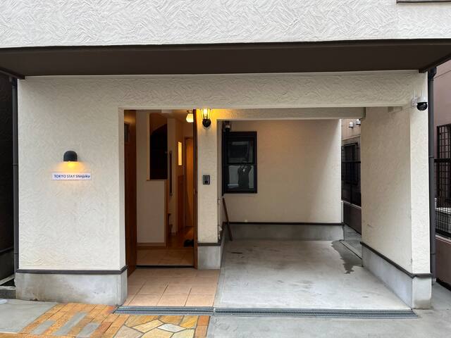 新宿駅徒歩12分　歌舞伎町徒歩10分　無料駐車場（サイズ幅1800ｍｍ以下　高さ2100ｍｍ以下） gallery image 2