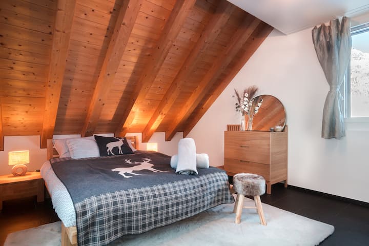 غرفة نوم واحدة في جبال الألب بسرير مزدوج وسرير فردي إضافي. تطل جميع غرف نومنا على الجبال.
مجهز بخزانات أو خزانة