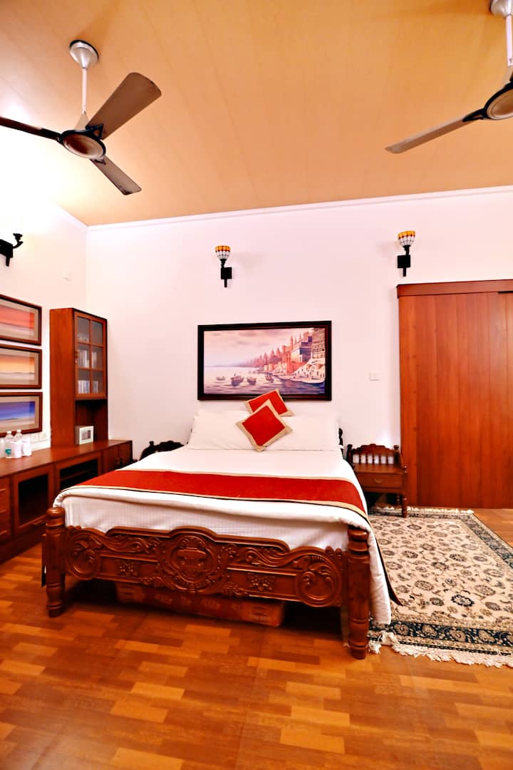 Соба со поглед кон градината