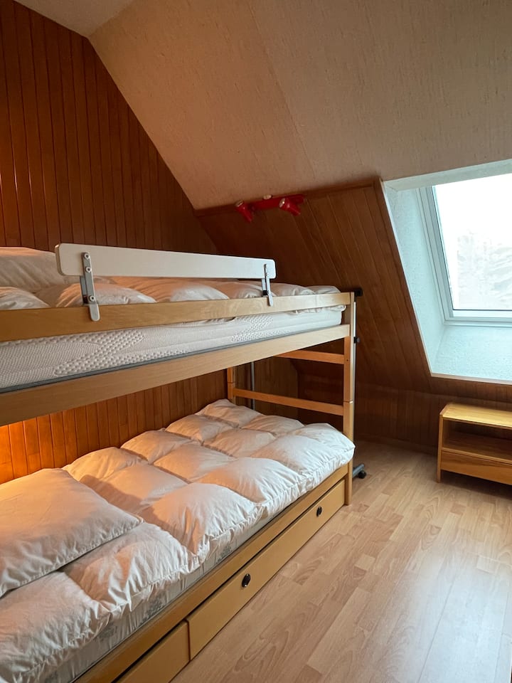 deuxième chambre cosy avec deux lits superposés