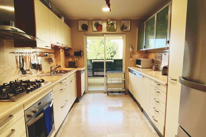 Ambassadors Flat w/ SEA VIEW Pool & Parking gallery image 4