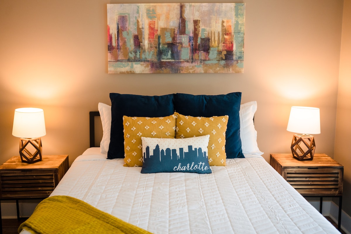 Mapambo ya chumba cha pili cha kulala yalihamasishwa na anga zuri la Charlotte.