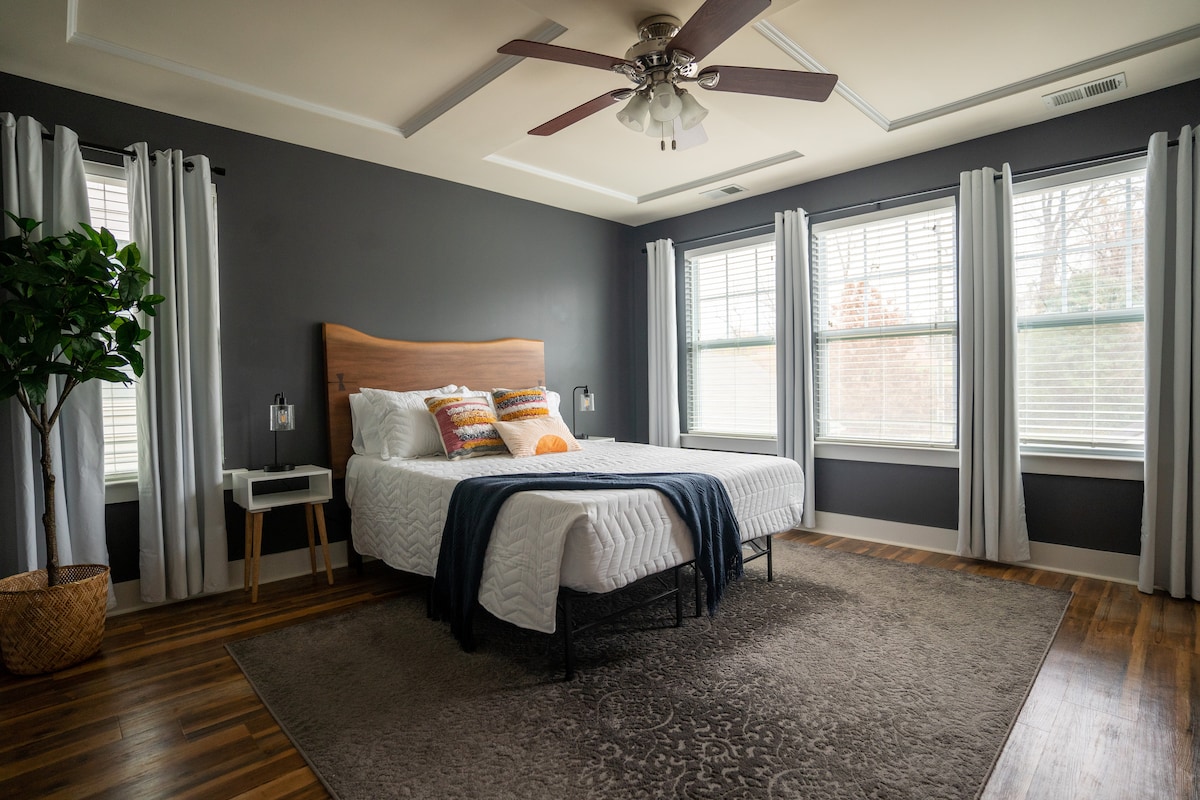 Chumba kikuu cha kulala ni sehemu nzuri yenye mablanketi mengi, na pazia za kuzuia mwanga ikiwa unazihitaji!