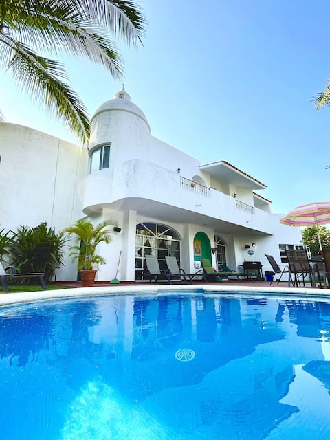 Large House with Private Pool in Beach Area