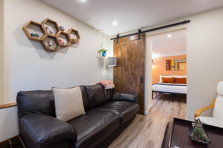 Cozy 1br Suite, King Bed, Skytrain & Free Parking - Burnaby