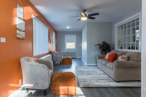 Modern ~ 3 Bedroom ~ Sleeps 8 ~11 mins to Hartford